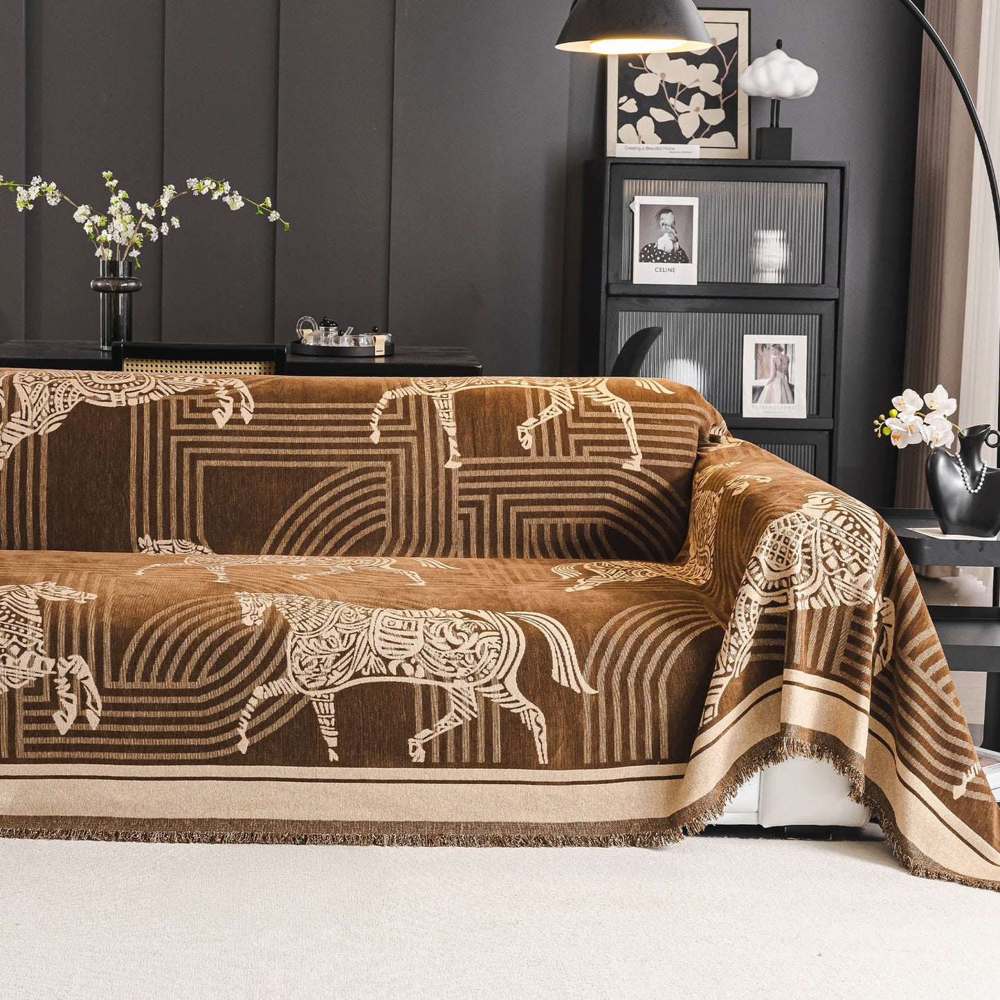 Copridivano in ciniglia traspirante con motivo a cavallo chic, protezione morbida ed elegante per un'accogliente casa moderna e senza problemi