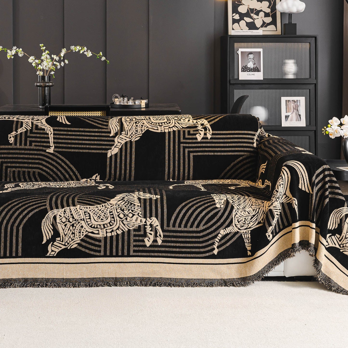 Copridivano in ciniglia traspirante con motivo a cavallo chic, protezione morbida ed elegante per un'accogliente casa moderna e senza problemi