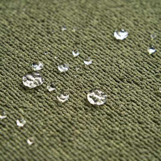 Copridivano impermeabile con bordo a nappa per protezione e stile