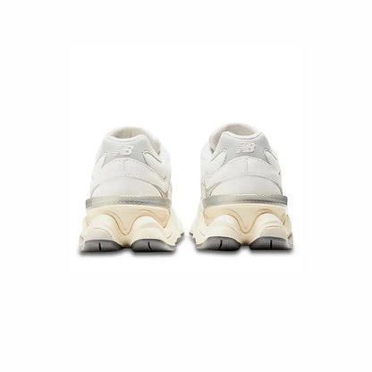 New Balance 9060 sneakers retrò in camoscio bianco da uomo