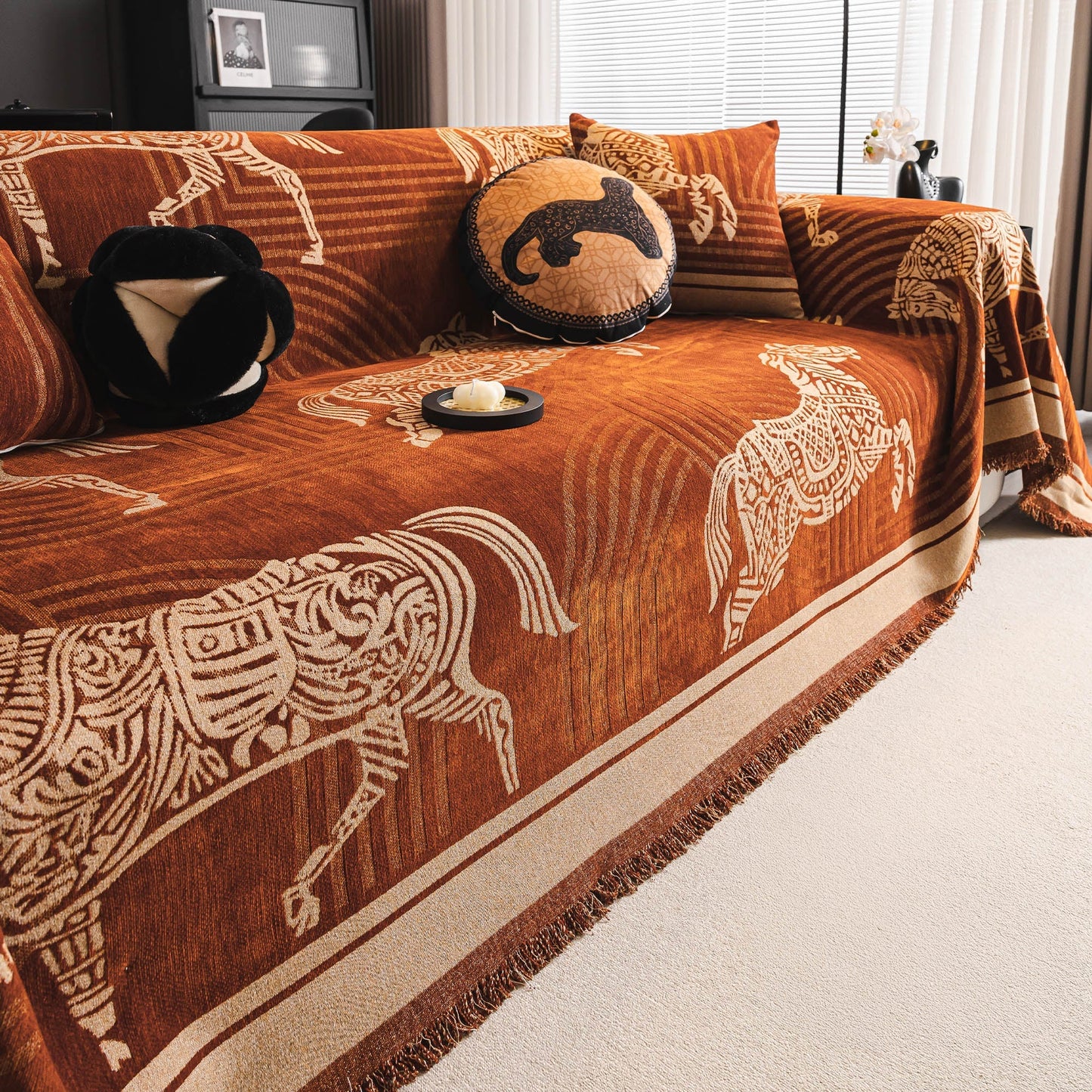 Copridivano in ciniglia traspirante con motivo a cavallo chic, protezione morbida ed elegante per un'accogliente casa moderna e senza problemi